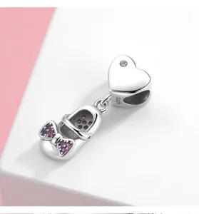 Détail du charm chaussure bébé en argent S925 avec zircons roses et bélière en cœur