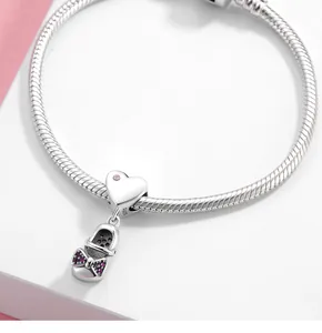 Gros plan sur charm coeur en argent S925 avec pendentif chaussure zircon rose