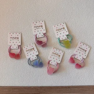 Variété d'élastiques à cheveux colorés en forme de cœur sur cartes de présentation