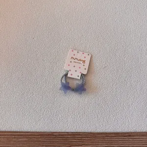 Gros plan détaillé d'un élastique à cheveux étoile violette brillante sur sa carte