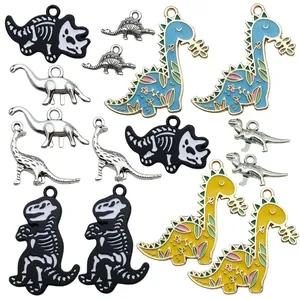 Selectie van 8 kleurrijke cartoon dinosaurus bedeltjes voor DIY sieraden maken projecten