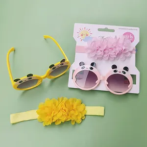 Gros plan de lunettes de soleil panda pour enfants et de bandeaux à fleurs assortis