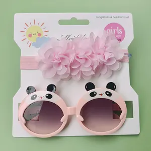 Mignon ensemble bandeau à fleurs et lunettes panda pour bébé sur carte d'emballage.