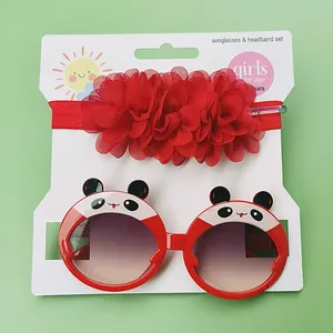 Gros plan sur l'ensemble lunettes panda rouge et bandeau fleuri pour filles