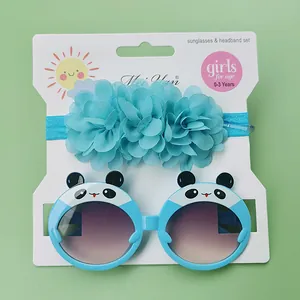 Gros plan sur lunettes de soleil bébé panda et bandeau floral bleu en coffret