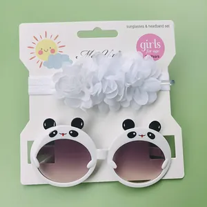 Détail de l'ensemble lunettes de soleil panda et bandeau fleur blanche