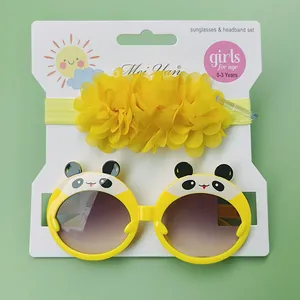 Gros plan sur lunettes de soleil panda jaunes et ensemble bandeau floral pour filles