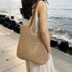 Bolso tote tejido calado grande para vacaciones de playa con correas de cuero marrón