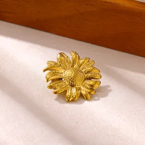 Vue détaillée d'une broche tournesol en acier doré avec des textures de pétales réelles