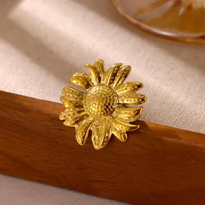 Gros plan détaillé d'une broche tournesol dorée avec des textures métalliques