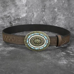 Gros plan d'une boucle de ceinture rétro avec pierres turquoise et perles sur sangle en cuir