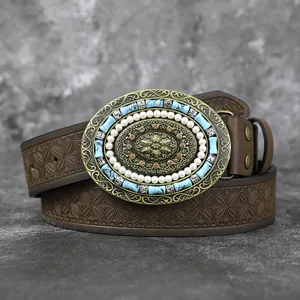 Détail d'une boucle de ceinture vintage pour femme avec turquoise et perles de style Western