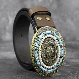 Détail d'une boucle de ceinture Western avec perles turquoise et perles blanches.