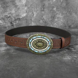 Détail d'une ceinture en cuir vintage pour femme avec boucle ornée de pierres et perles