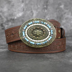 Détail de ceinture vintage pour femme avec boucle ornée de turquoise et perles blanches