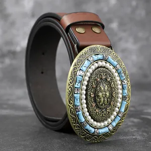 Gros plan détaillé d'une boucle de ceinture vintage ornée de perles et de turquoise.
