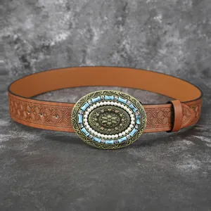 Vue détaillée d'une ceinture vintage avec boucle turquoise et perle et cuir gaufré