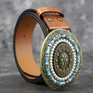 Détail de ceinture en cuir vintage avec perles turquoise et boucle circulaire ornée.
