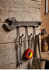 Detalle de un perchero de pared de hierro fundido industrial rústico con llave.