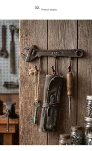 Gancho de pared vintage de hierro fundido con forma de llave sobre madera rústica