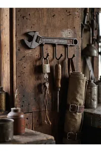 Gancho de pared vintage de hierro fundido con forma de llave inglesa y tres ganchos