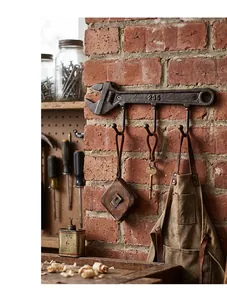 Gancho de pared industrial de hierro fundido con forma de llave inglesa