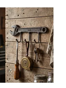 Vista detallada del gancho de pared de hierro fundido con forma de llave inglesa