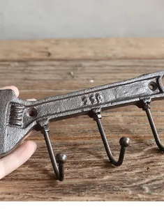 Primer plano de un gancho de llave de hierro fundido con textura rústica industrial
