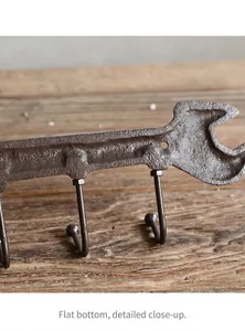 Primer plano de un gancho de pared de hierro fundido estilo vintage con forma de llave