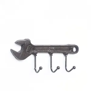 Perchero de pared industrial de hierro fundido con forma de llave inglesa y tres ganchos