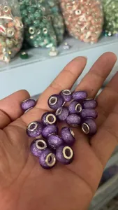 Close-up van paarse glitter kralen met groot gat voor handgemaakte DIY sieraden maken