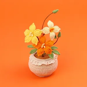 Handgefertigte Häkel-Topfpflanze mit orangefarbenen und gelben Blumen für den Schreibtisch