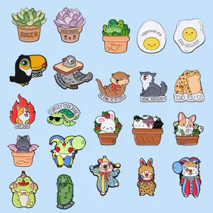 Kreatives Set aus Emaille-Pins mit Tiermotiven und lustigen Wortspielen