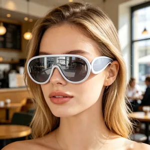 Detailopname van een trendy witte oversized schildzonnebril gedragen door een blond model.