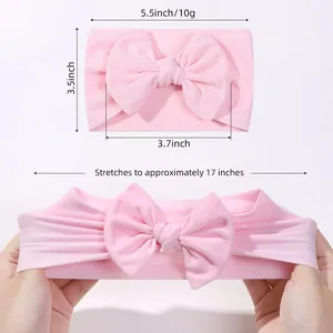 Dettaglio fascia per neonati rosa elastica con fiocco, dimensioni ed elasticità