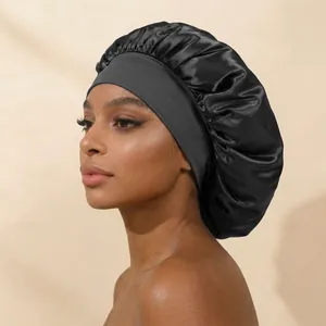 Cuffia da notte in raso nero con ampia fascia elastica indossata da una modella