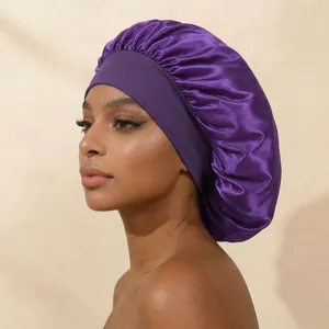 Dettaglio laterale di una cuffia in raso viola con ampia fascia elastica su una modella