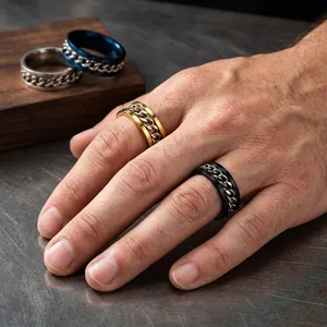 Vista detallada de anillos giratorios de acero de titanio con cadena en la mano.
