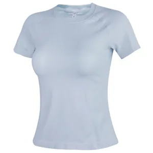Dettaglio della trama a maglia senza cuciture e vestibilità slim della maglia sport