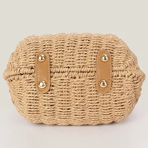 Elegante borsa a tracolla in corda di carta intrecciata con dettagli in ecopelle marrone