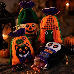 Dettaglio di quattro sacchetti per dolci di Halloween in velluto con decoro.
