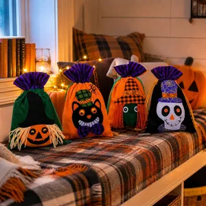 Dettaglio di quattro sacchetti regalo in velluto per Halloween con motivi paurosi