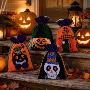 Vista dettagliata di quattro sacchetti regalo di velluto per Halloween con cordino