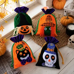 Set di 4 sacchetti per caramelle di Halloween in velluto con disegni di zucca e strega