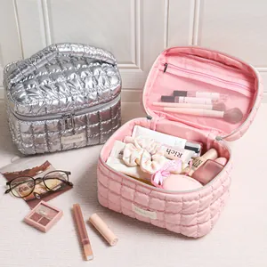 Große glänzende gesteppte Kosmetiktasche und Beauty Case mit praktischen Innenfächern