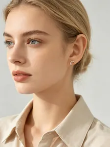 Close-up van een minimalistische s925 zilveren halve maan oorknop op het oor van model