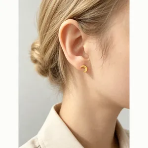 Elegante S925 sterling zilveren mini gouden halve maan oorknopjes voor een verfijnde look