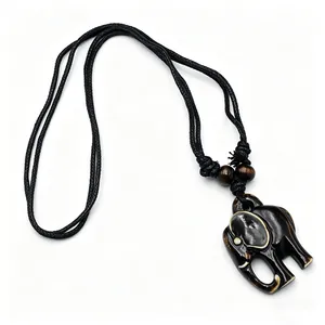 Tribale olifant ketting van hars met imitatie bot snijwerk en houten kralen.