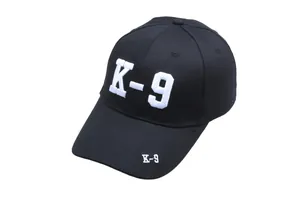 Schwarze taktische Baseballkappe mit weißem K-9-Stickereidetail auf der Vorderseite