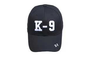 Detailansicht der weißen K-9-Stickerei auf einer schwarzen taktischen Baseballkappe